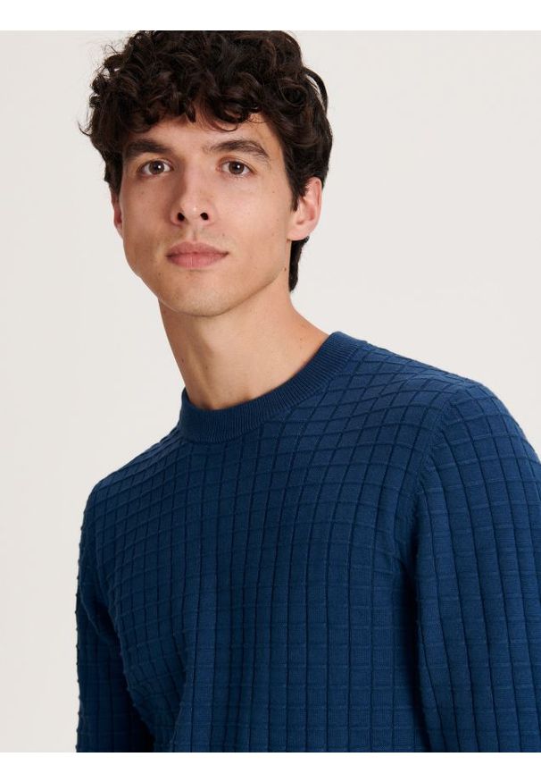 Reserved - Sweter z waflowym splotem - granatowy. Kolor: niebieski. Materiał: bawełna, dzianina. Wzór: ze splotem