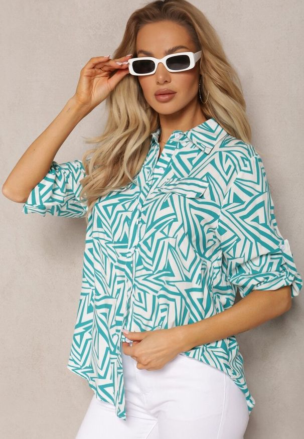 Renee - Zielono-Biała Koszula z Wiskozy w Geometryczny Print Jacelyn. Okazja: na co dzień. Typ kołnierza: kołnierzyk klasyczny, dekolt w serek. Kolor: zielony. Materiał: wiskoza. Wzór: geometria, nadruk. Styl: klasyczny, casual, elegancki