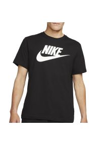 Koszulka Nike Sportswear AR5004-010 - czarna. Kolor: czarny. Materiał: bawełna. Długość rękawa: krótki rękaw. Długość: krótkie. Wzór: nadruk