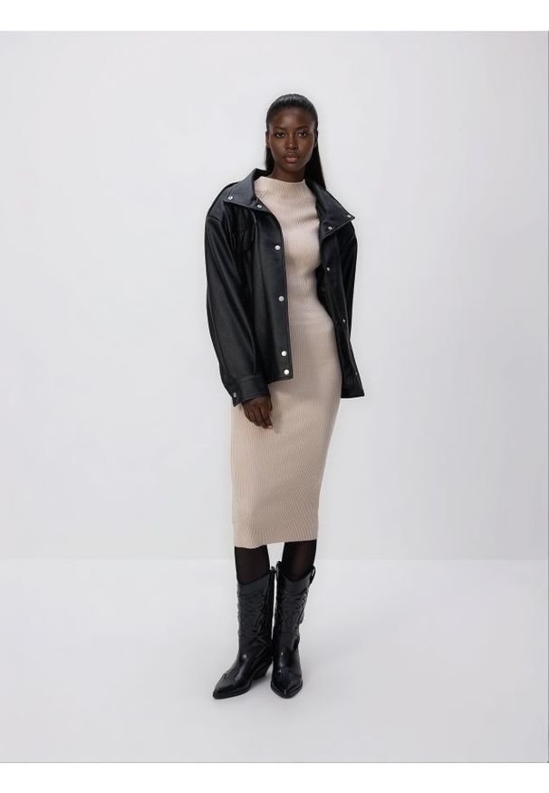 Reserved - Prążkowana sukienka z wiskozą - beżowy. Kolor: beżowy. Materiał: wiskoza, prążkowany