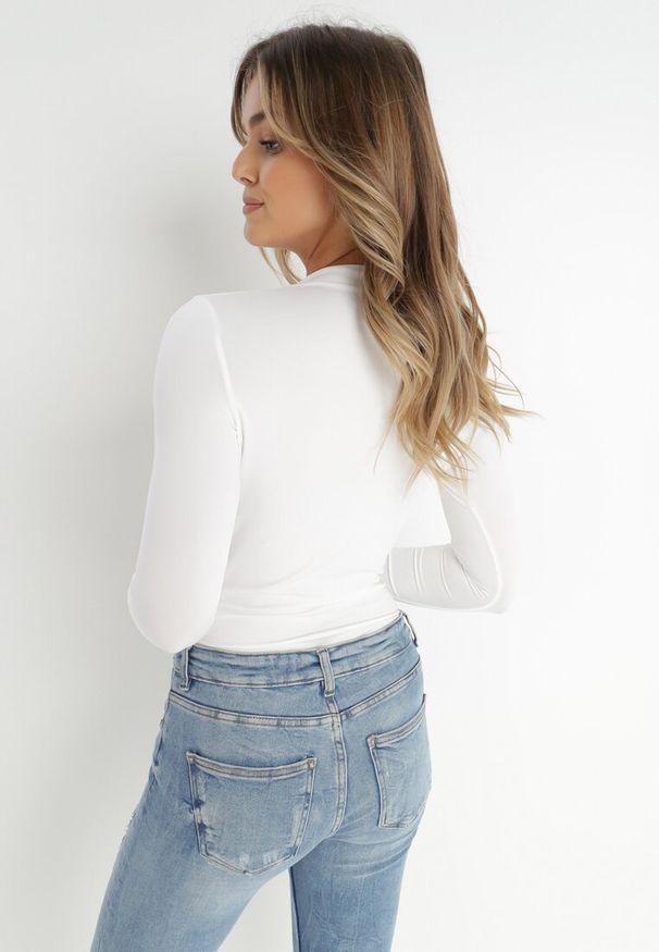 Born2be - Białe Body Candletree. Okazja: na co dzień. Kolor: biały. Materiał: wiskoza, jeans. Długość: długie. Wzór: aplikacja. Styl: casual, elegancki