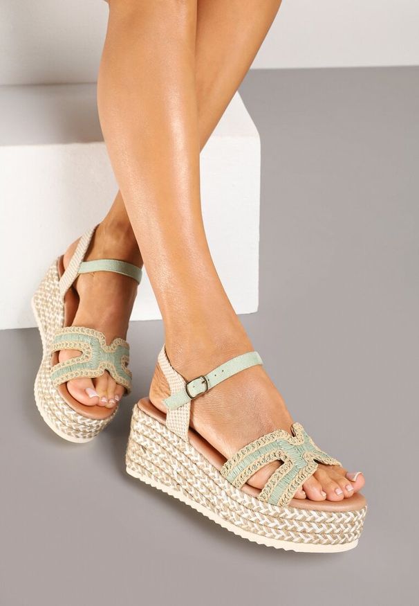 Renee - Zielone Sandały w Stylu Boho na Plecionym Koturnie Galtia. Okazja: na plażę, na spacer. Zapięcie: sprzączka. Kolor: zielony. Obcas: na koturnie. Styl: boho