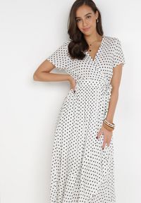 Born2be - Biała Sukienka Echosia. Kolor: biały. Materiał: materiał. Długość rękawa: krótki rękaw. Wzór: kropki. Typ sukienki: kopertowe. Długość: maxi #2
