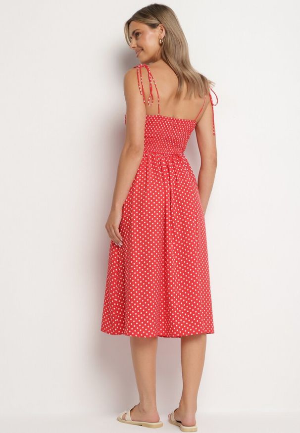 Born2be - Czerwona Sukienka Midi w Kropki na Ramiączkach Ionttis. Kolor: czerwony. Materiał: tkanina. Długość rękawa: na ramiączkach. Wzór: kropki. Długość: midi