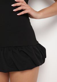 Born2be - Czarny Taliowany Kombinezon Ozdobiony Falbanką Semiriela. Okazja: na co dzień. Kolor: czarny. Wzór: aplikacja. Styl: klasyczny, casual #5