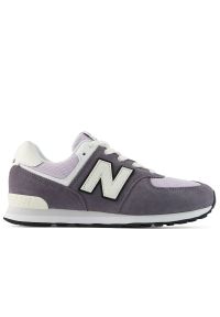 Buty młodzieżowe New Balance G57436O - fioletowe. Okazja: na uczelnię, na co dzień. Zapięcie: sznurówki. Kolor: fioletowy. Materiał: materiał, syntetyk, zamsz. Szerokość cholewki: normalna. Model: New Balance 574. Sport: turystyka piesza #1