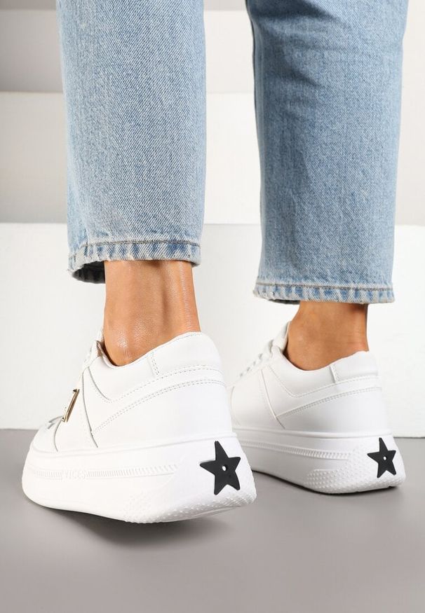 Renee - Białe Sneakersy Vices na Platformie z Perforacją i Geometryczną Aplikacją Vilvesia. Okazja: na co dzień. Kolor: biały. Materiał: jeans. Wzór: geometria, aplikacja. Obcas: na platformie