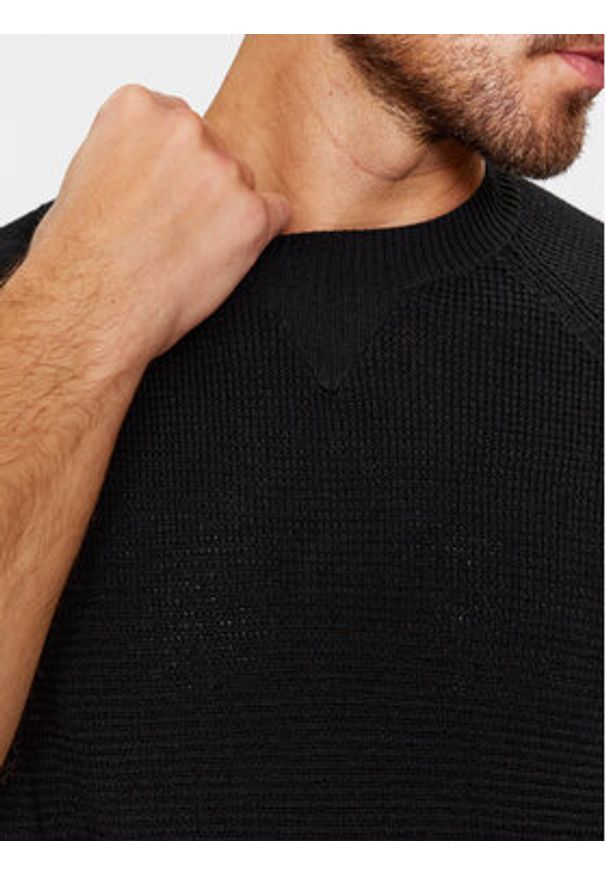 Calvin Klein Jeans Sweter J30J325092 Czarny Regular Fit. Kolor: czarny. Materiał: wełna