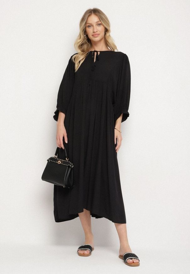 Born2be - Czarna Rozkloszowana Sukienka z Wiskozy z Wiązaniem przy Dekolcie Tilania. Okazja: na co dzień. Kolor: czarny. Materiał: wiskoza. Styl: casual