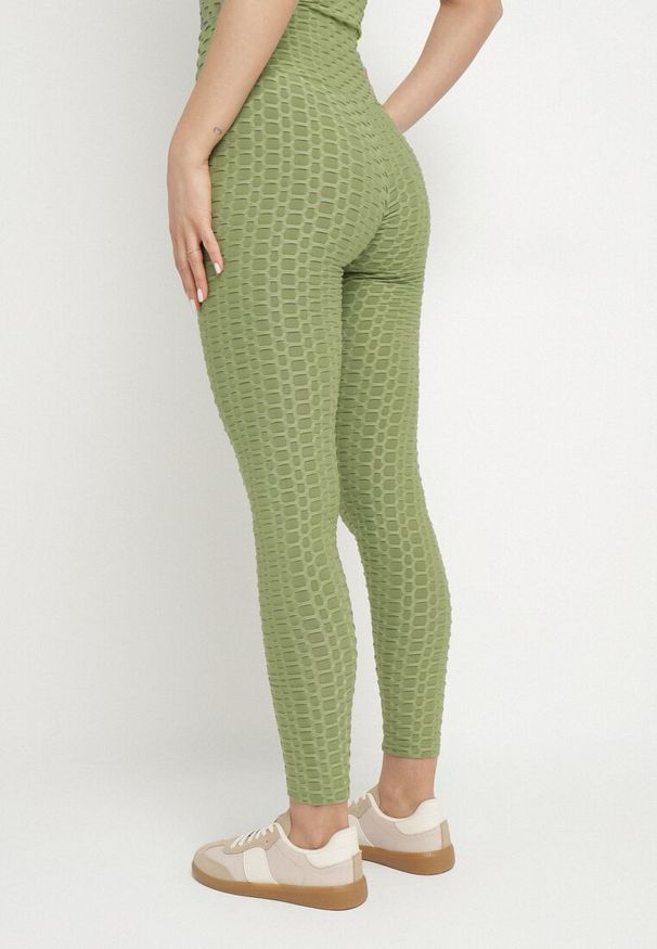 Born2be - Ciemnozielone Legginsy Sportowe z Elastyczną Gumką i Tłoczonym Wzorem Ardisa. Okazja: na co dzień. Kolor: zielony. Styl: sportowy