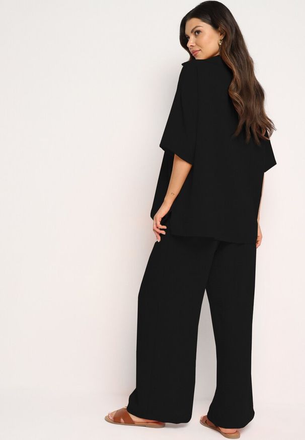 Born2be - Czarny Komplet 2-Częściowy Koszula o Luźnym Kroju Szerokie Spodnie z Gumką w Talii Vimitha. Kolor: czarny. Materiał: materiał. Wzór: aplikacja