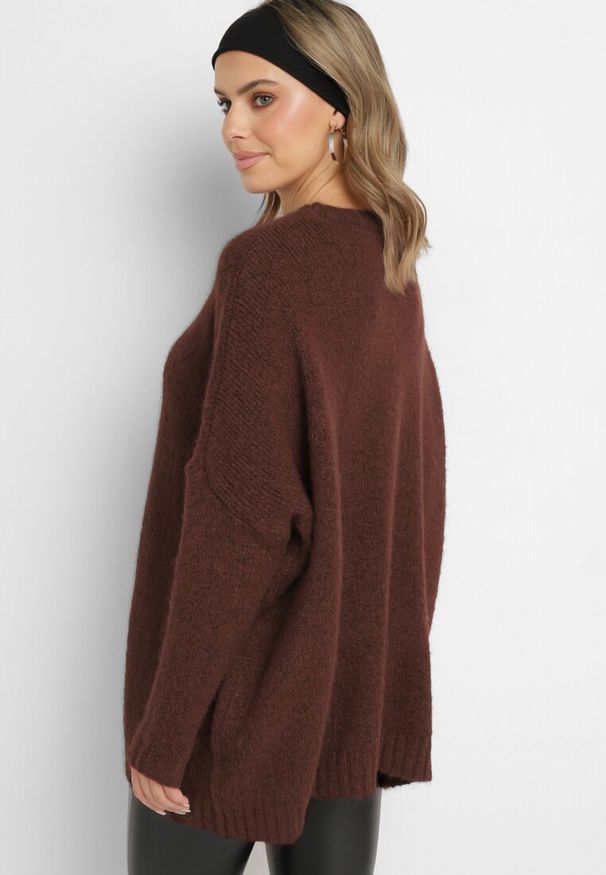 Born2be - Brązowy Klasyczny Sweter o Kroju Oversize Zallelia. Okazja: na spotkanie biznesowe, na co dzień, do pracy. Kolor: brązowy. Materiał: wełna. Długość rękawa: długi rękaw. Długość: długie. Sezon: jesień. Styl: klasyczny