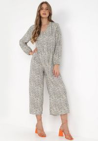 Born2be - Biało-Zielony Kombinezon Pyrhele. Okazja: na co dzień. Kolor: zielony. Długość: długie. Wzór: nadruk. Styl: casual, elegancki #2