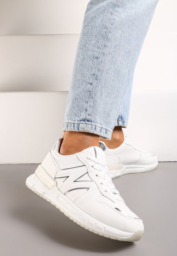 Renee - Białe Płaskie Sneakersy ze Sznurowaniem z Metalicznymi Wstawkami Remarie. Nosek buta: okrągły. Zapięcie: sznurówki. Kolor: biały. Obcas: na obcasie. Wysokość obcasa: niski