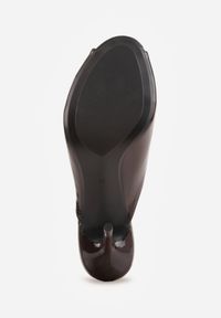 Renee - Brązowe Klapki Peep Toe na Szpilce z Lakierowanym Połyskiem Sharvyra. Nosek buta: otwarty. Kolor: brązowy. Materiał: lakier. Obcas: na szpilce. Wysokość obcasa: średni #3