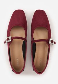 Born2be - Bordowe Balerinki z Imitacji Zamszu z Paskiem z Biżuteryjną Klamerką Elintora. Okazja: na co dzień, do pracy, na spotkanie biznesowe. Zapięcie: pasek. Kolor: czerwony. Materiał: zamsz. Styl: klasyczny, casual, biznesowy, elegancki #3