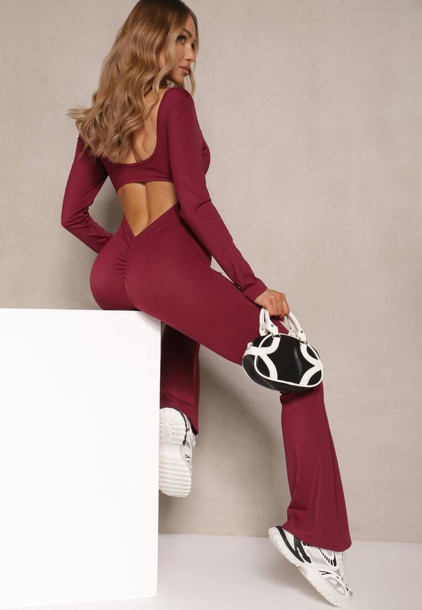 Renee - Bordowy Kombinezon Bodycon z Usztywnianymi Miseczkami i Wycięciami na Plecach Calinori. Kolor: czerwony. Materiał: tkanina