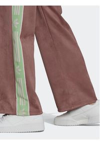 Adidas - adidas Spodnie dresowe HM1518 Brązowy Regular Fit. Kolor: brązowy. Materiał: dresówka, syntetyk #2