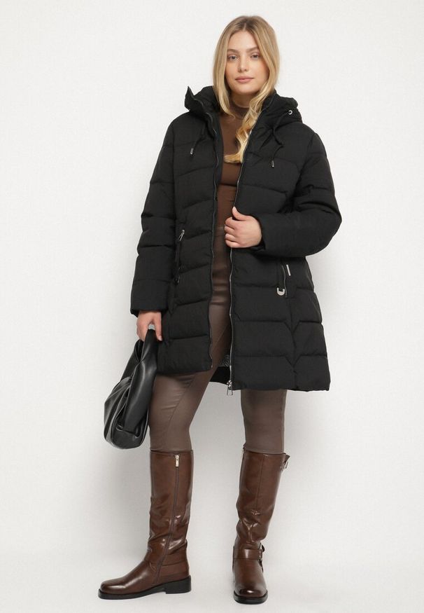 Born2be - Czarna Pikowana Kurtka o Taliowanym Fasonie z Kapturem Acindrie. Okazja: na spotkanie biznesowe, na co dzień. Typ kołnierza: kaptur. Kolekcja: plus size. Kolor: czarny. Materiał: poliester, jeans. Wzór: aplikacja. Sezon: zima. Styl: biznesowy, casual