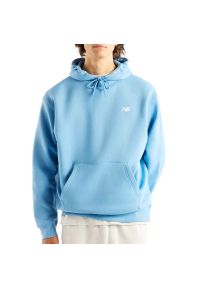 Bluza męska New Balance MT41511NBE - niebieska. Okazja: na co dzień. Kolor: niebieski. Materiał: dresówka, poliester, bawełna, tkanina. Wzór: aplikacja. Styl: casual, klasyczny #1