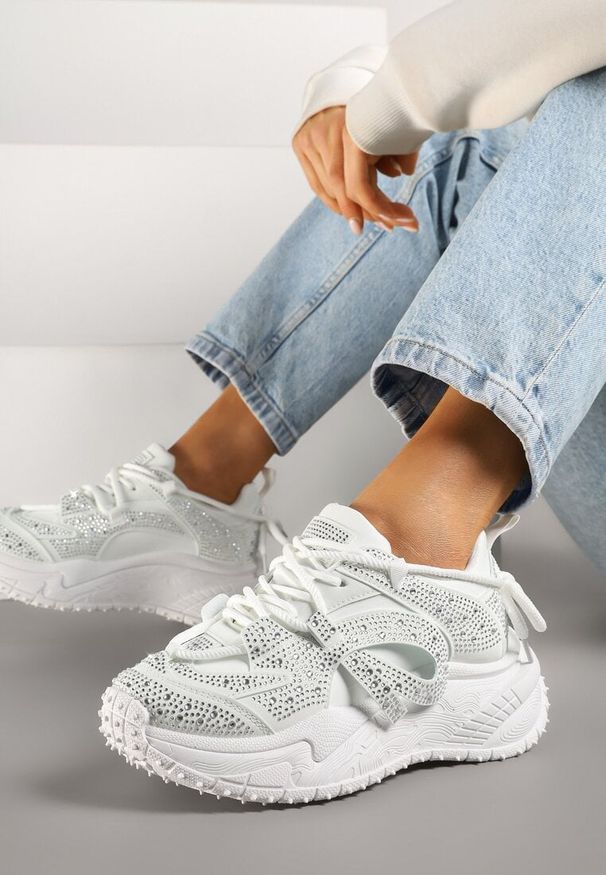 Born2be - Białe Sneakersy Ozdobione Drobnymi Cyrkoniami Sorisa. Okazja: na co dzień, na imprezę. Kolor: biały. Materiał: jeans. Wzór: aplikacja. Obcas: na obcasie. Wysokość obcasa: niski
