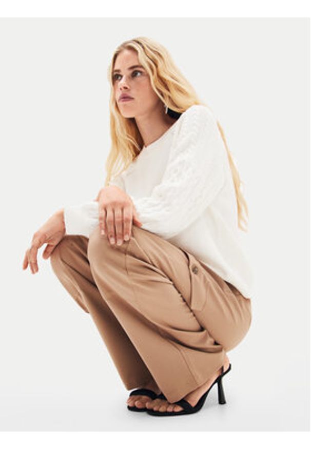 Desigual Sweter Regina 24WWJF35 Biały Regular Fit. Kolor: biały. Materiał: wiskoza, syntetyk