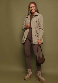 Born2be - Ciemnobeżowa Kurtka Parka ze Sznurkiem w Talii i Kapturem Teridi. Okazja: na co dzień, na spacer. Kolor: beżowy. Materiał: jeans. Długość rękawa: długi rękaw. Długość: długie. Styl: casual #2