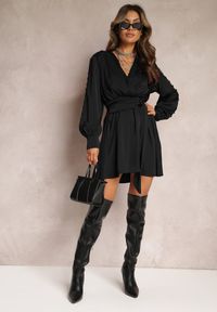 Renee - Czarna Sukienka z Paskiem Ozdobionym Klamrą i Gumką w Talii z Kopertowym Dekoltem Carbanla. Okazja: na randkę. Kolor: czarny. Wzór: aplikacja. Typ sukienki: kopertowe. Długość: mini #4