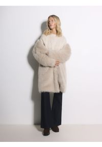 Reserved - Sweter z ozdobnym splotem - kremowy. Kolor: kremowy. Materiał: dzianina, wełna. Wzór: ze splotem