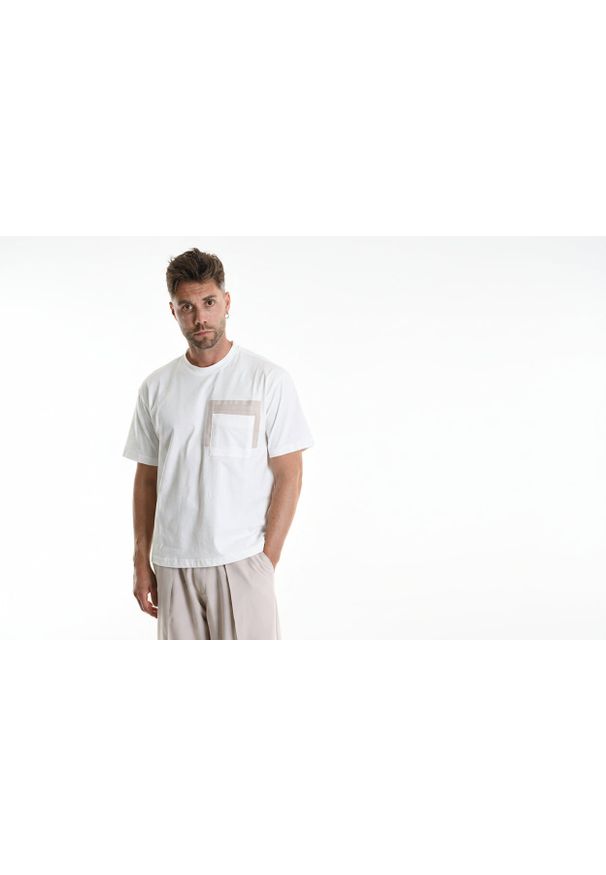 Xagon Man T-shirt | P26082 ZUTS72 | Mężczyzna | Biały. Okazja: na co dzień. Kolor: biały. Materiał: bawełna. Długość: długie. Wzór: aplikacja. Styl: casual, elegancki