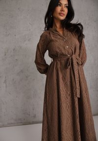 Renee - Brązowa Koronkowa Sukienka Boho Rozkloszowana z Paskiem w Talii Irinsea. Okazja: na co dzień. Kolor: brązowy. Materiał: koronka. Wzór: koronka. Typ sukienki: rozkloszowane, proste. Styl: boho #4