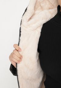 Born2be - Czarno-Beżowa Pikowana Kurtka o Prostym Kroju z Kapturem Avilerie. Okazja: na co dzień. Typ kołnierza: kaptur. Kolekcja: plus size. Kolor: czarny. Materiał: jeans. Styl: casual, elegancki