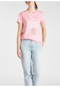 Lee - LEE GRAPHIC TEE DAMSKI T-SHIRT KOSZULKA NADRUK REGULAT FIT LA PINK L41AEPNL 112108857. Wzór: nadruk