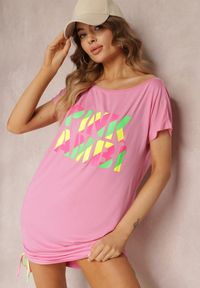 Renee - Różowa Wiskozowa Sukienka Mini T-shirtowa z Ozdobnym Nadrukiem Zehlania. Kolor: różowy. Materiał: wiskoza. Długość rękawa: krótki rękaw. Wzór: nadruk. Sezon: wiosna, lato. Długość: mini