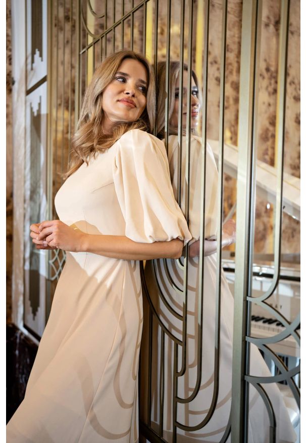Stylove - Elegancka sukienka koktajlowa z bufiastymi rękawami kremowa. Okazja: na wesele, na ślub cywilny, na imprezę. Kolor: kremowy. Materiał: elastan, materiał. Długość rękawa: krótki rękaw. Sezon: lato. Typ sukienki: rozkloszowane. Styl: elegancki, wizytowy. Długość: midi
