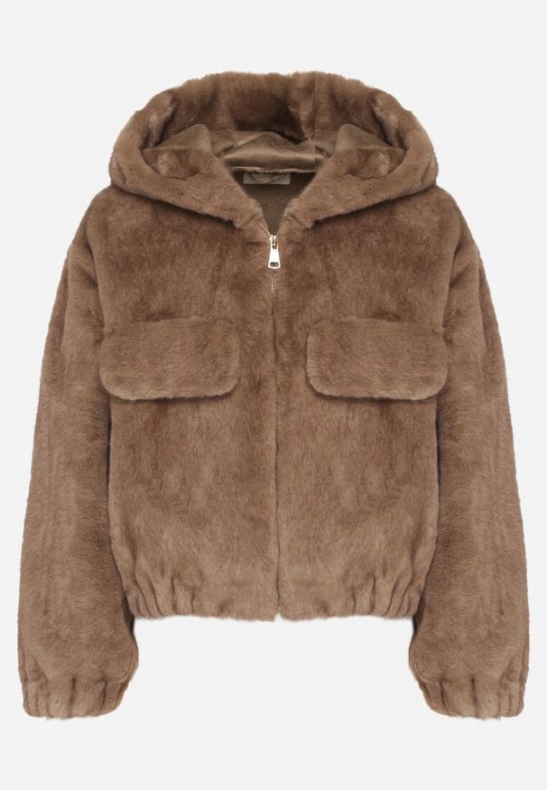 Born2be - Jasnobrązowa Futrzana Kurtka Bomberka z Kapturem i Ozdobną Imitacją Kieszeni Awedalia. Okazja: na co dzień. Typ kołnierza: kaptur. Kolor: brązowy. Materiał: futro. Wzór: aplikacja. Styl: elegancki, klasyczny, casual