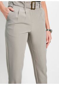 Spodnie z zakładkami poniżej talii i paskiem bonprix beżowo-szary. Kolor: szary #4