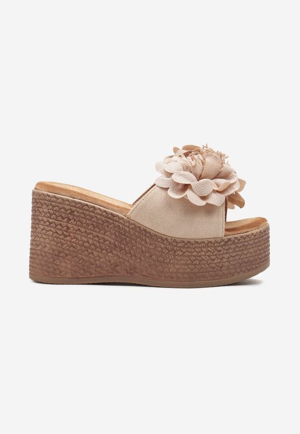 Born2be - Ciemnobeżowe Wsuwane Klapki na Koturnie Nestalou. Kolor: beżowy. Materiał: jeans. Sezon: lato. Obcas: na koturnie. Styl: elegancki. Wysokość obcasa: średni