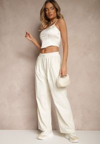 Renee - Jasnobeżowe Spodnie o Szerokim Kroju z Bawełną High Waist Ozdobione Naszywką Naneriela. Okazja: na co dzień. Stan: podwyższony. Kolor: beżowy. Materiał: bawełna. Wzór: aplikacja. Styl: casual, elegancki