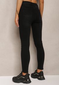 Renee - Czarne Skinny Jeansy High Waist z Kieszeniami i Suwakiem Emettiara. Stan: podwyższony. Kolor: czarny