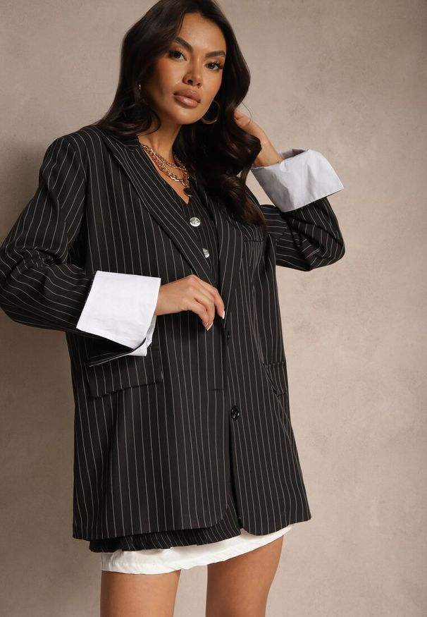 Renee - Czarna Marynarka Jednorzędowa o Pudełkowym Kroju w Pionowe Paski Eonevia. Okazja: na co dzień. Kolor: czarny. Materiał: materiał. Wzór: paski. Styl: casual