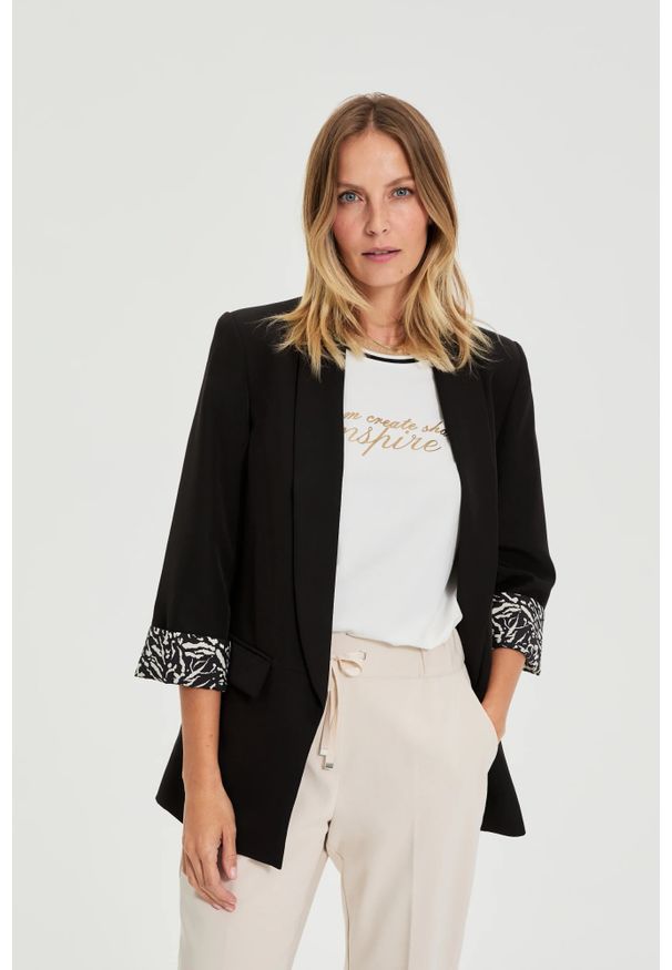 MOODO - Marynarka z ozdobnymi mankietami czarna. Kolor: czarny. Materiał: poliester, elastan
