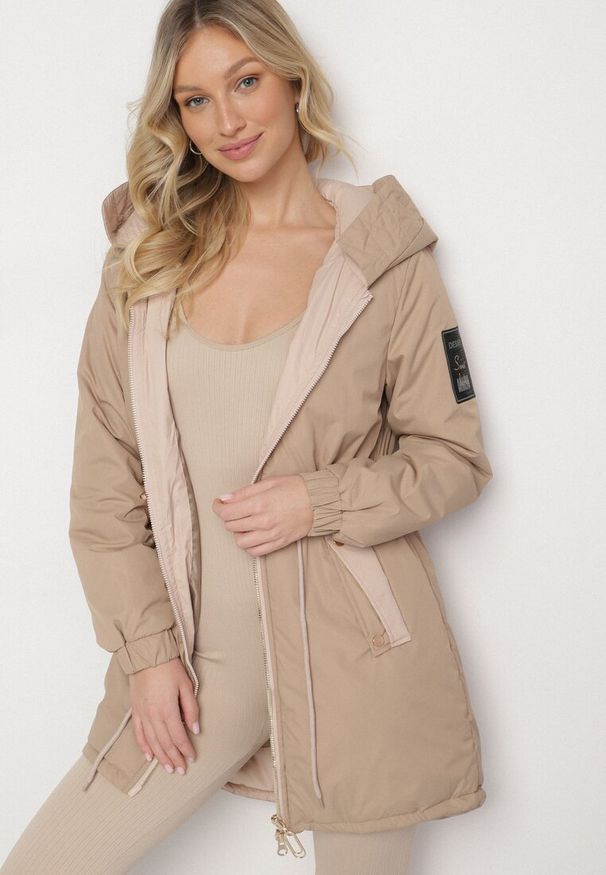 Born2be - Ciemnobeżowa Kurtka Parka z Kapturem i Ściągaczem w Pasie Sizana. Okazja: na spacer, na co dzień. Typ kołnierza: kaptur. Kolor: beżowy. Materiał: jeans. Styl: casual, elegancki, klasyczny