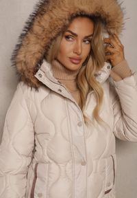 Renee - Beżowa Pudełkowa Kurtka z Pikowanymi Przeszyciami i Odpinanym Kapturem z Futrem Liliarna. Okazja: na spacer. Kolor: beżowy. Materiał: futro. Styl: elegancki #3