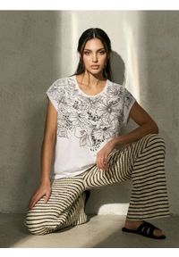 Sinsay - Bawełniana koszulka z nadrukiem kwiatowym - biały. Kolor: biały. Materiał: bawełna. Wzór: kwiaty, nadruk #1