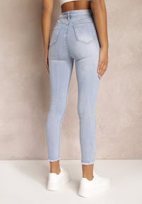 Renee - Jasnoniebieskie Jeansy Skinny z Wysokim Stanem i Postrzępioną Nogawką Zarionna. Okazja: na co dzień. Stan: podwyższony. Kolor: niebieski. Styl: casual #3