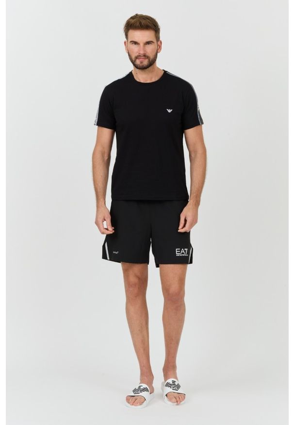 Emporio Armani - EMPORIO ARMANI Czarny t-shirt bande logo. Kolor: czarny