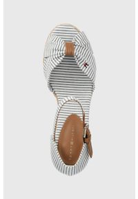 TOMMY HILFIGER - Tommy Hilfiger sandały HIGH WEDGE SEERSUCKER damskie kolor niebieski na koturnie FW0FW07158. Zapięcie: klamry. Kolor: niebieski. Materiał: guma. Obcas: na koturnie #2