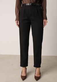 Born2be - Czarne Spodnie Typu Cygaretki z Wysokim Stanem Paskiem i Klamrą Półksiężycem Vikirae. Okazja: na spotkanie biznesowe, do pracy. Stan: podwyższony. Kolor: czarny. Styl: biznesowy, elegancki, klasyczny #5