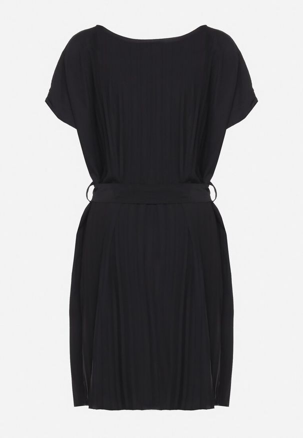 Born2be - Czarna Plisowana Sukienka z Paskiem w Talii Tiagena. Okazja: na imprezę. Kolor: czarny. Długość rękawa: krótki rękaw. Styl: elegancki